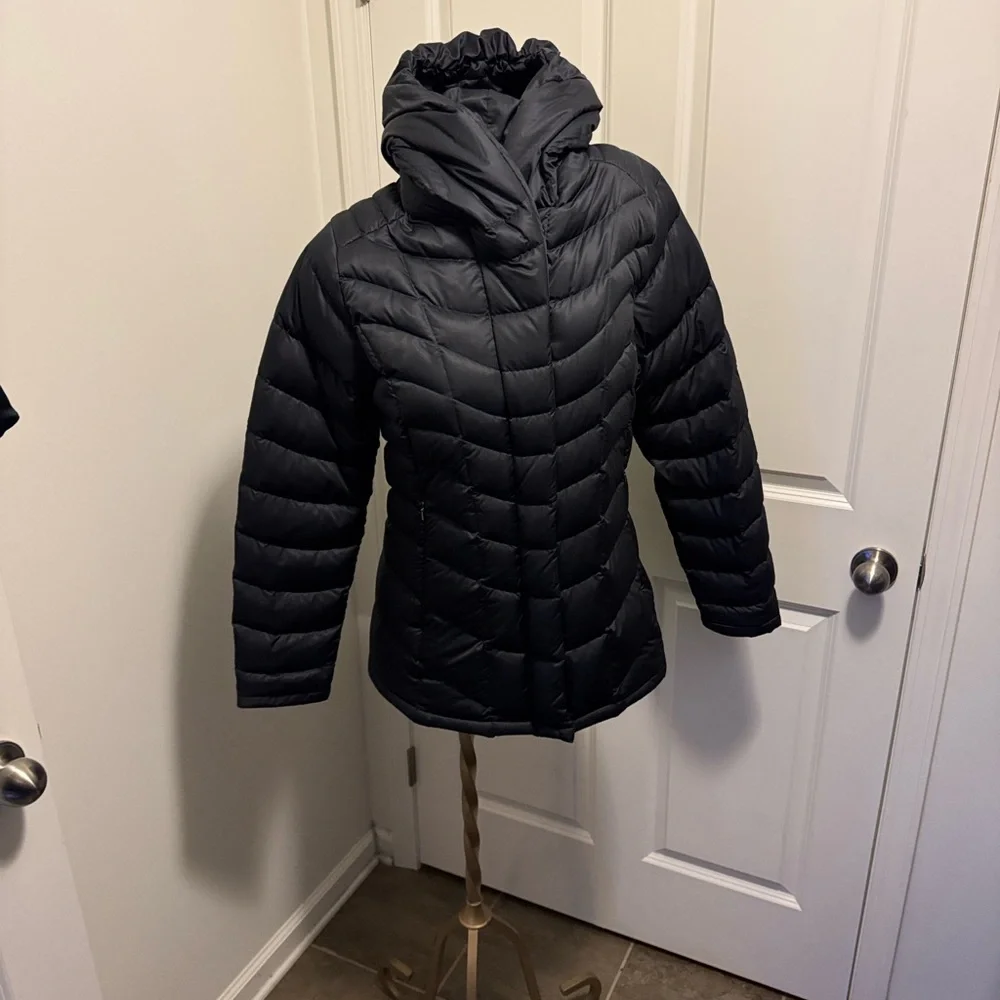 Patagonia Women's Quilted Black Down Puffer Jacket - Picture 2 of 9